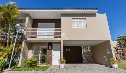 Sobrado em condomínio no Ahú
