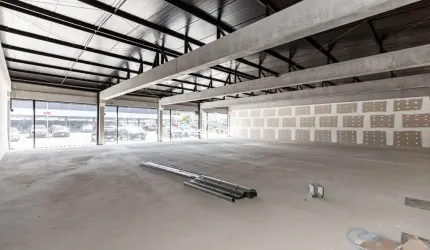 Loja 04 com 93,00 m² para alugar no Centro Comercial Vila Lamu no Novo Mundo