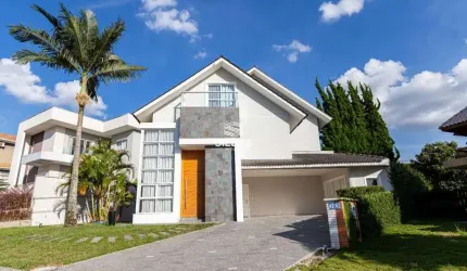 Casa em condomínio com 3 quartos para alugar em Uberaba em Curitiba