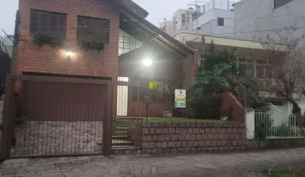 Casa com 2 dormitórios, 1 suíte com closet e vaga para 2 carros no bairro São João