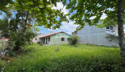 Amplo terreno de esquina, com 384m², Escriturado e registrado na quadra do mar.