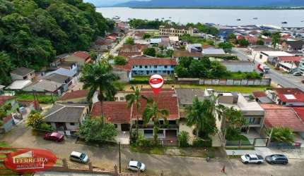 Residência com 06 quartos