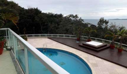 CASA COM VISTA MAR NA PRAIA DO ESTALEIRO EM BALNEÁRIO CAMBORIÚ