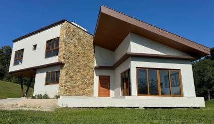 CONDOMÍNIO JARDIM DA SERRA - CASA COM 04 DORMITÓRIOS EM RANCHO QUEIMADO