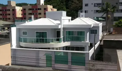 CASA COM 03 SUÍTES E PISCINA À VENDA EM BALNEÁRIO CAMBORIÚ