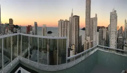 COBERTURA DUPLEX  MOBILIADA E DECORADA PRÓXIMO À PRAIA EM BALNEÁRIO CAMBORIÚ