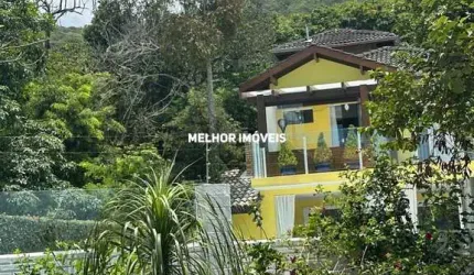 Casa á venda com 3 suítes á venda localizada na Praia de Taquaras em Balneário Camboriú.