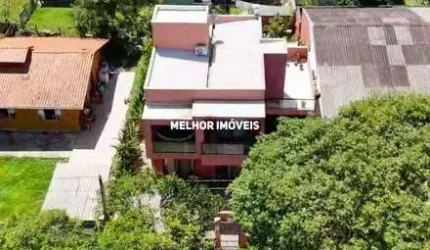 Casa Duplex á venda com 4 dormitórios localizada na praia Mariscal em Bombinhas.