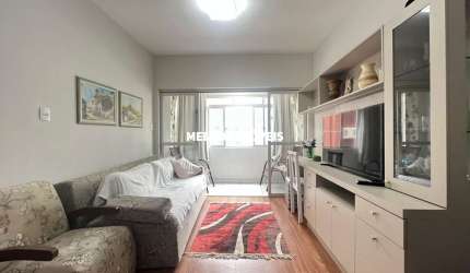 Apartamento a venda na quadra do mar com 02 dormitórios, localizado no Centro Sul de Balneário Camboriú.