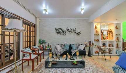 Maravilhosa casa à venda em Porto Alegre-RS, bairro Cavalhada, 3 quartos, 1 suíte, 6 banheiros, 4 vagas de garagem, 198m².