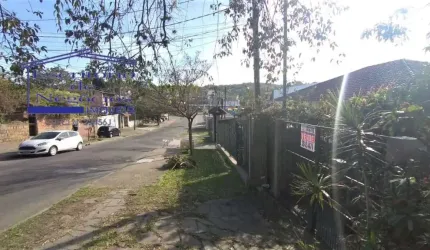 Casa à venda em Porto Alegre-RS, na Vila Nova: 3 quartos, 1 sala, 1 banheiro, 2 vagas de garagem, 200m².