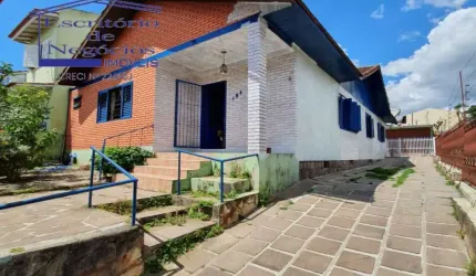 Casa à venda em Porto Alegre-RS, bairro Cavalhada: 4 quartos, 1 suíte, 1 sala, 3 banheiros, 2 vagas, 174m². Venha conferir!
