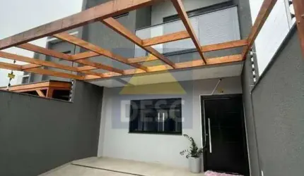Sobrado à venda com 03 dormitórios no Bairro Rio Pequeno em Camboriú