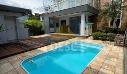 Sobrado com piscina à venda no Centro de Camboriú