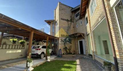 Casa com piscina semi mobiliada à venda no bairro Tabuleiro em Camboriú