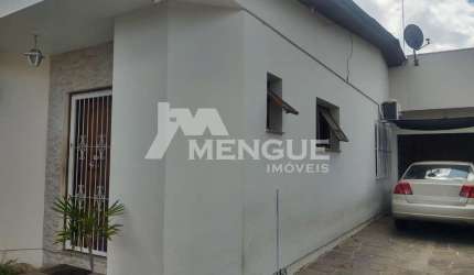 Casa com 2 quartos à venda na Travessa Chateaubriand, 93, Passo das Pedras, Porto Alegre por R$ 390.000