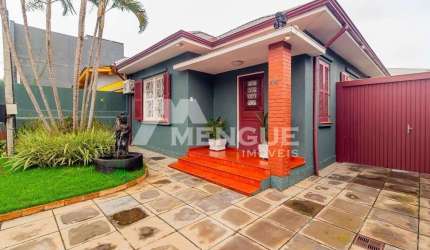 Casa com 3 quartos à venda na Travessa Afonso Mabilde, 44, Santa Maria Goretti, Porto Alegre por R$ 850.000