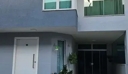 SOBRADO 2 SUÍTES 1 VAGA COND FECHADO BARRA BC