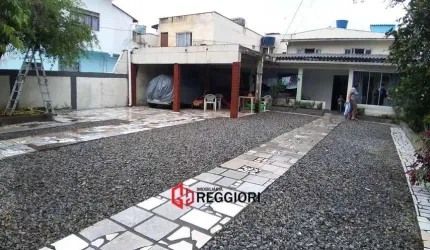 CASA NA PRAIA DOS AMORES COM TERRENO DE 405 M²