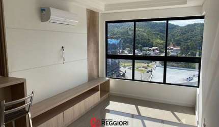AP 2 DORM 1 VAGA ANDAR ALTO EM HOME CLUB CENTRO BC