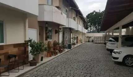 SOBRADO EM CONDOMÍNIO FECHADO NO CENTRO DE CAMBORÚ