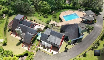 Sitio de Alto Padrão à Venda 136.800m2 área Terreno, área construída 881m2, Piscina Aquecida - São Lourenço da Serra/SP.