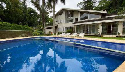 Casa triplex com piscina em condomínio fechado a venda em Santos, localizada no Morro Santa Terezinha.