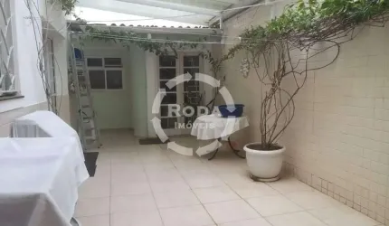 Belíssimo sobrado a venda em Santos, bem localizada no Boqueirão.