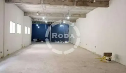 Loja comercial, com banheiro, copa e área administrativa.