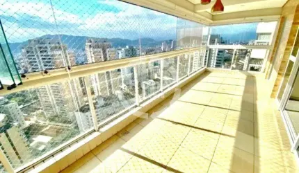 Apartamento Sofisticado com Vista Deslumbrante e Varanda Gourmet no Gonzaga, Santos
