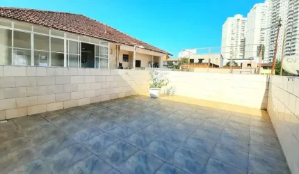 Casa sobreposta alta com 114m2 / 3 dorm / sala 2 ambientes / quintal.
