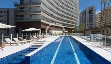Com uma vista única, a piscina está de frente para tudo o que há de melhor em morar à beira-mar.