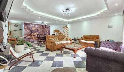Sobrado à Venda com 442m² e 4 Quartos, Piscina e Espaço Gourmet