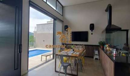 Casa térrea com piscina, 04 quartos sendo 03 suítes e lazer completo