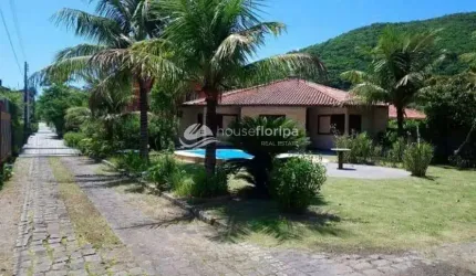 Casa em Condominio com 4 Dormitórios, Piscina, 2 Edículas, com Espaçoso Jardim, à Venda, a 250 m da