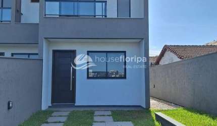 Casa de 3 quartos e 2 vagas de garagem à venda, a poucos minutos da praia no Campeche, excelente op