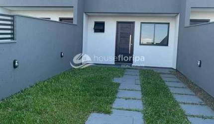 Casa de 2 quartos com quintal e 2 vagas de garagem à venda, perto das praias e comércio local no Ca