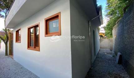 Casa à venda de 1 dormitório em condomínio fechado, no Porto da Lagoa, Florianópolis, SC