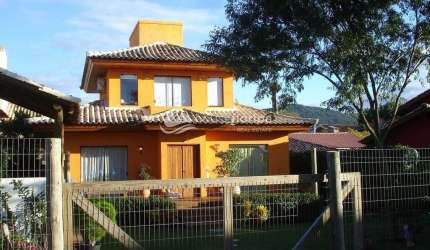 Casa à venda com 2 dormitórios e arquitetura Asiática, no Rio Tavares, Florianópolis, SC