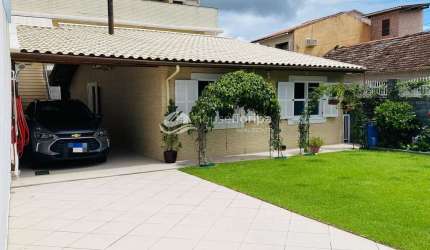 Casa de 3 quartos com sauna, espaço gourmet e quintal amplo à venda no sul da ilha, Pântano do Sul,