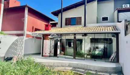 Casa geminada à venda com 3 dormitórios, na rua da praia do Pico da Cruz, no Rio Tavares, Florianóp