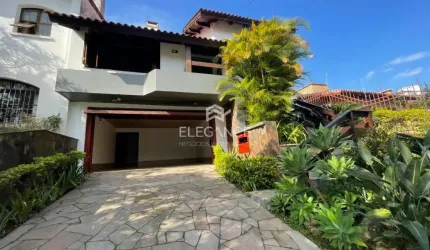 Elegance Imóveis vende casa projeto diferenciado desocupada bairro Boa Vista em porto alegre com piscina, churrasqueira, lareira e garagem 4 carros.