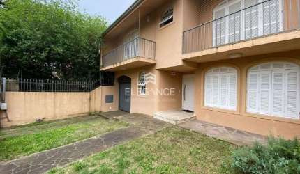 Casa para comprar com 266 m2 privativos, 4 dormitórios 2 suítes, 4 vagas cobertas garagem, pátio. Chácara das Pedras Porto Alegre. Elegance Imóveis.