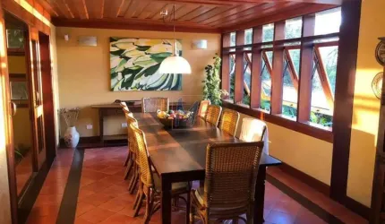 Bela casa em Ubatuba, 500m² a.u., 4 quartos (1 suíte), salas, varanda, cozinha, piscina, churrasqueira, vista p/ o mar e 2 vagas. REF 16.713 -