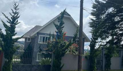 Excelente casa na Vila Matilde , Campos Jordão , 370 m² a.c., 800 m² terreno, 3 quartos (3 suítes), academia, salão de festas, spa (REF 18.758)