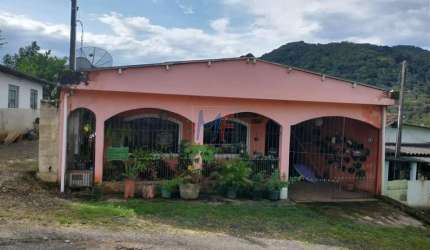 Excelente chácara no Centro de Miracatu/SP, com 400m² a.u., 3 dormitórios (1 suíte), sala, cozinha, lavanderia, quintal, 2 vagas (REF 18.760)