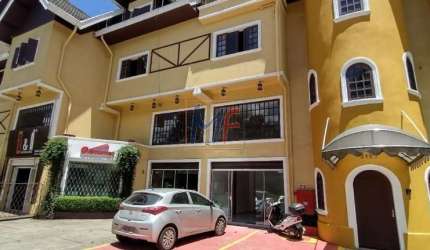 Excelente loja na Vila Jaguaribe, em Campos do Jordão - SP, com 132 m² de área útil, piso frio, mezanino e banheiro (REF 19.098)