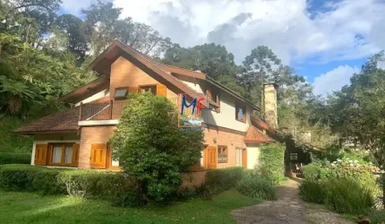 Excelente casa em Descansopolis, Campos do Jordão/SP, com 600 m² a.c., 32.000 m² terreno , 4 dormitórios (4 suítes), jacuzzi, piscina, casa caseiro,  (REF 19.524)