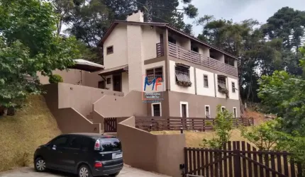 Excelente casa no Jd. das Pérolas, próximo Centro Capivari ,  Campos do Jordão , 304 m² a.c., 1000 m²terreno, 6 dormitórios (4 suítes), garagem para 6 carros .  (REF 19.530)