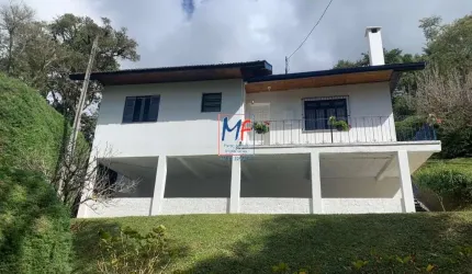 Excelente casa em cond. fechado  Campos do Jordão, com 96 m² a.u., terreno 1.244 m2  ,  mobiliado , 2 dormitórios (1 suíte), sala, cozinha, varanda e vaga  (REF 19.518)